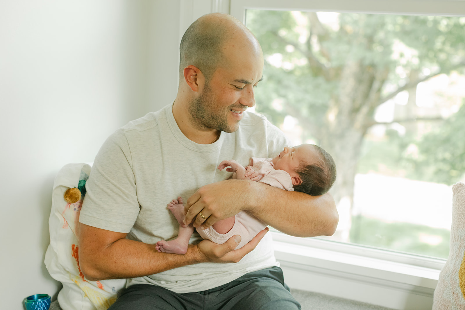 dad and newborn baby