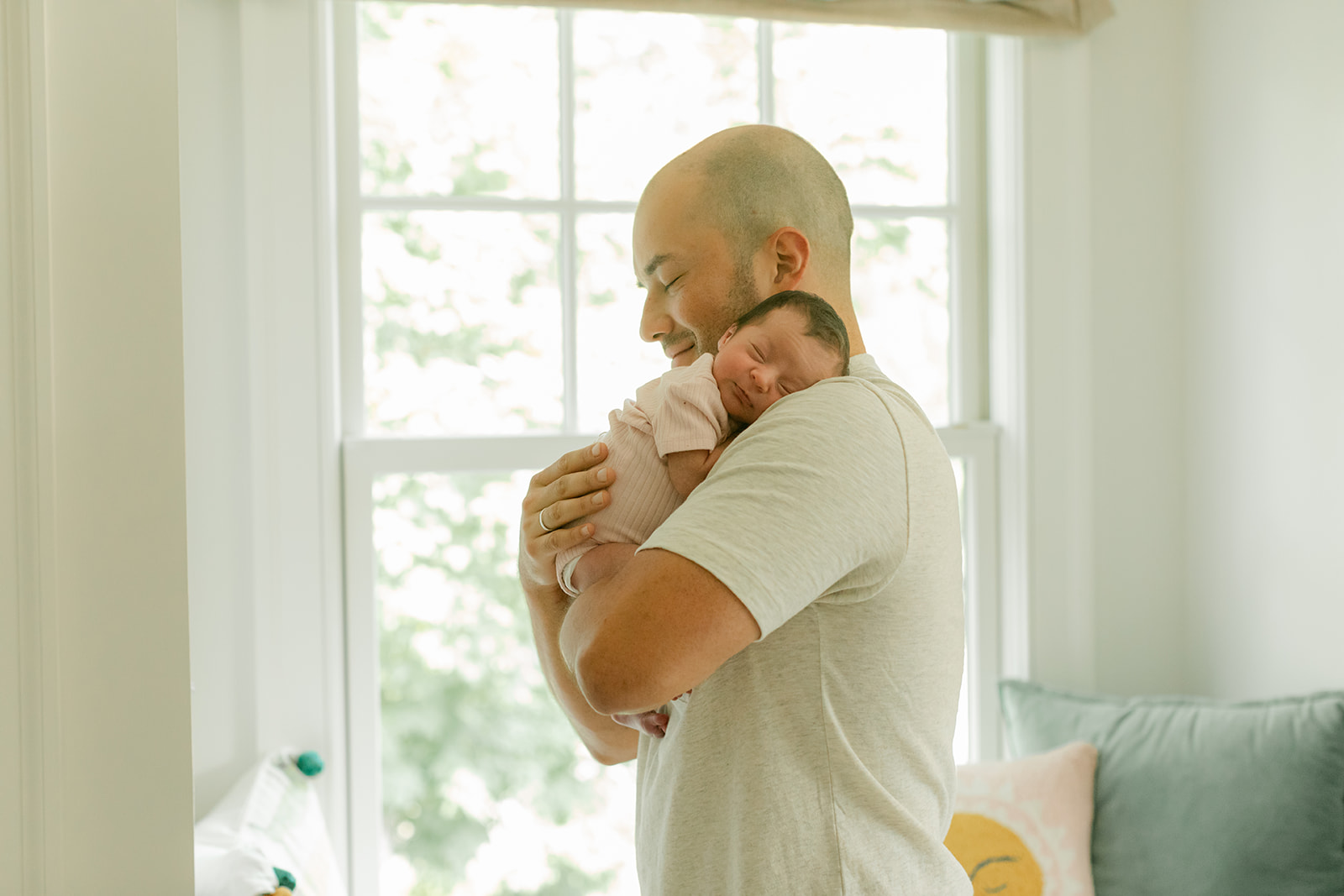 dad and newborn daughter