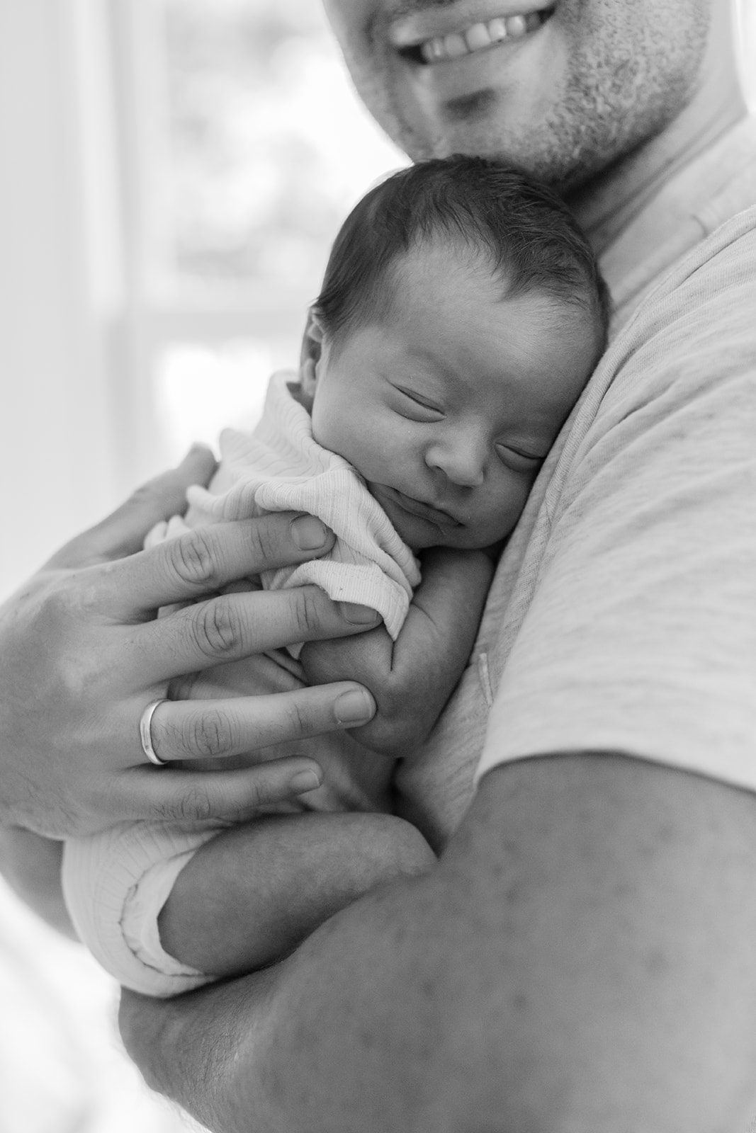 dad and newborn daughter