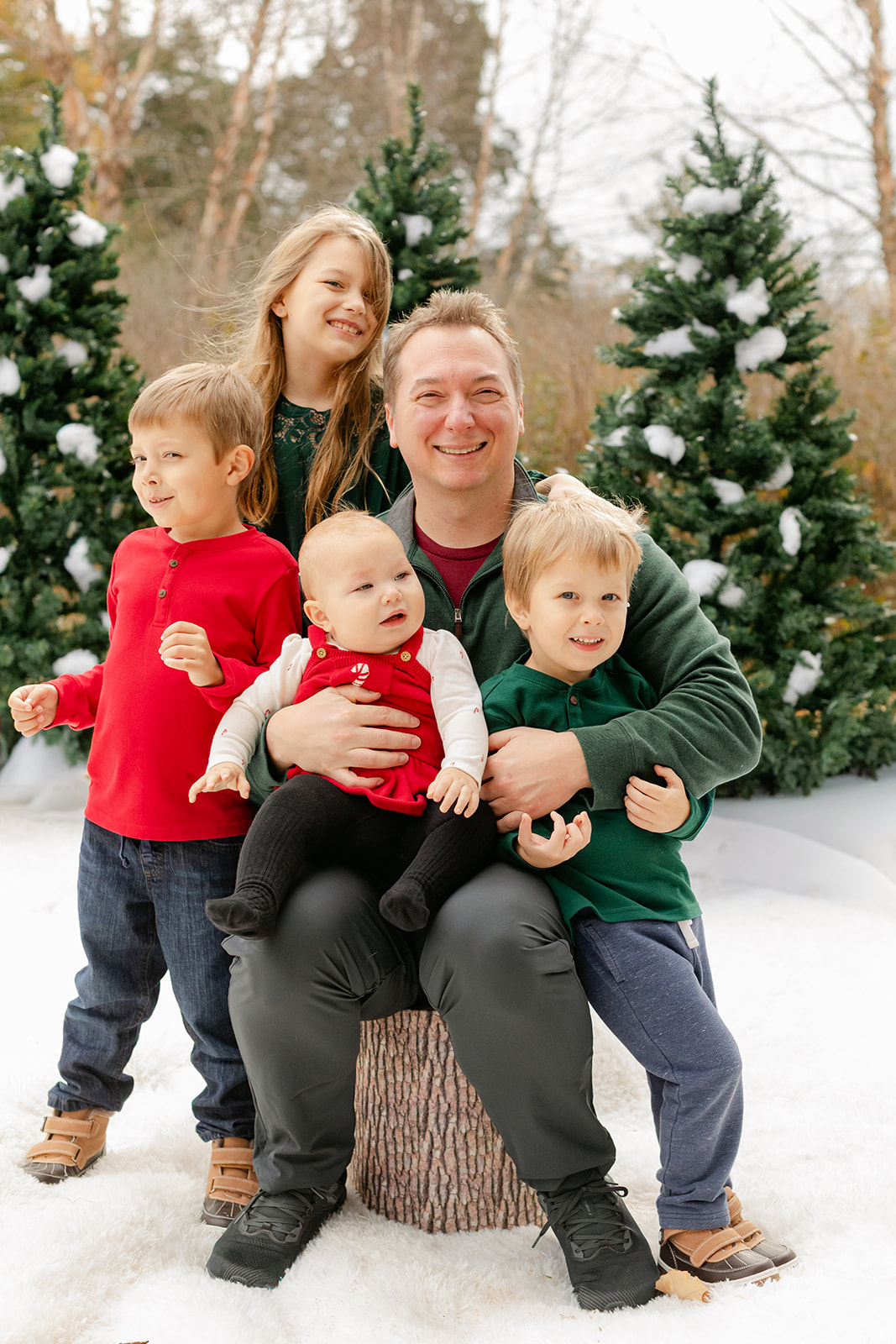 dad with his three kids. snowy christmas family photos