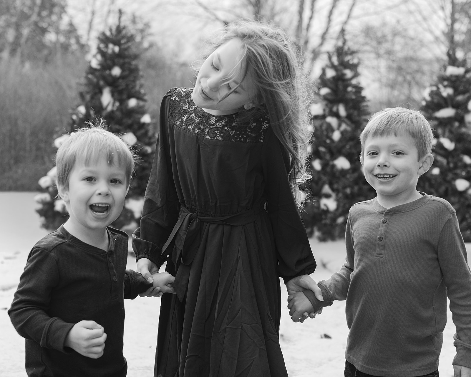 siblings. snowy christmas family photos