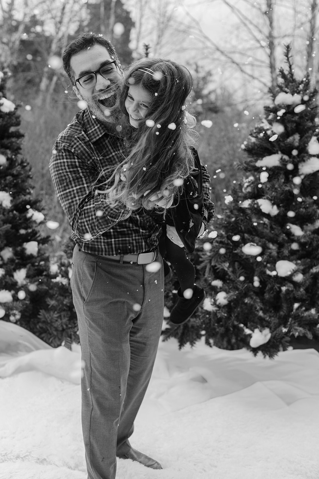 dad and daughter. snowy christmas family photos