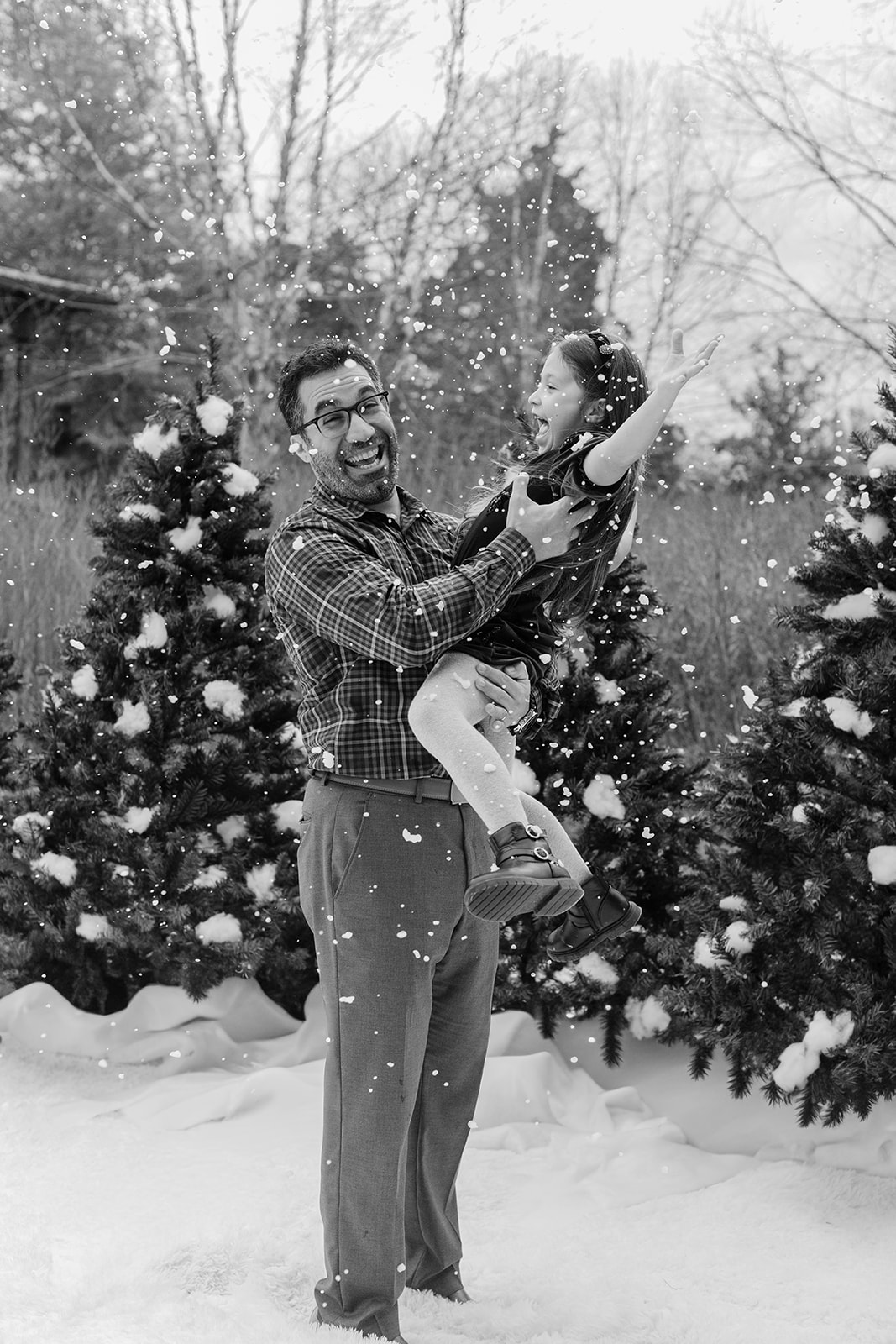 dad and daughter. snowy christmas family photos