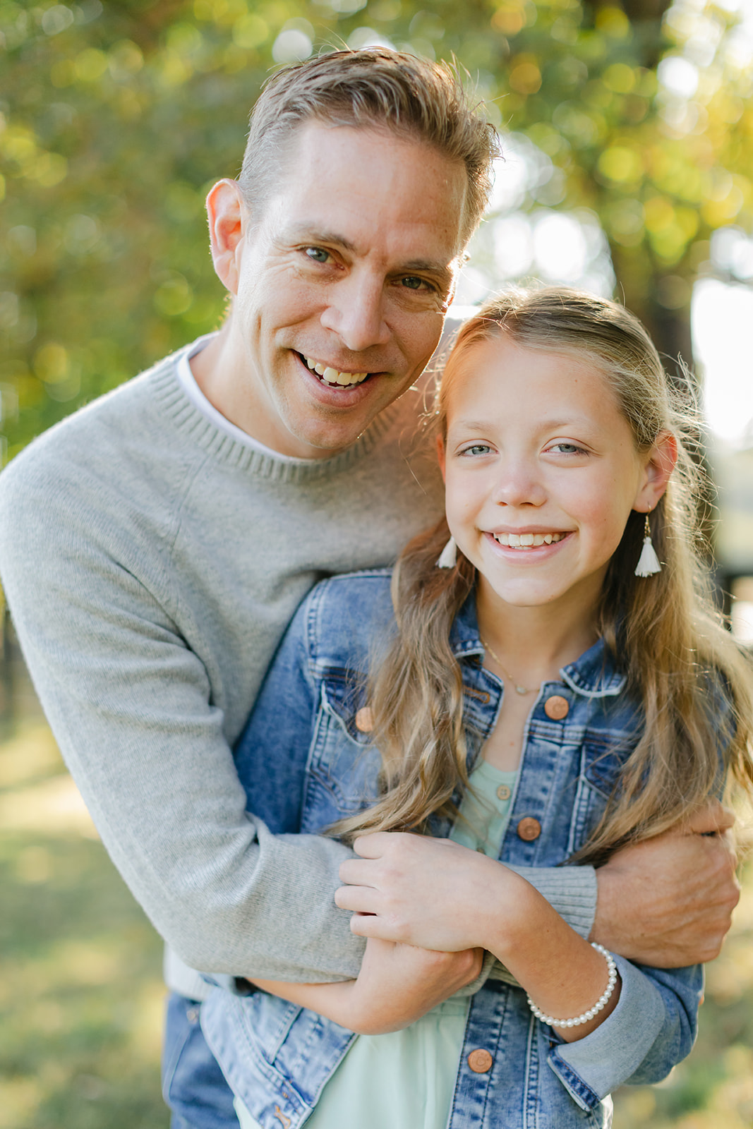 dad and tween (teenager) daughter during outdoor family photos