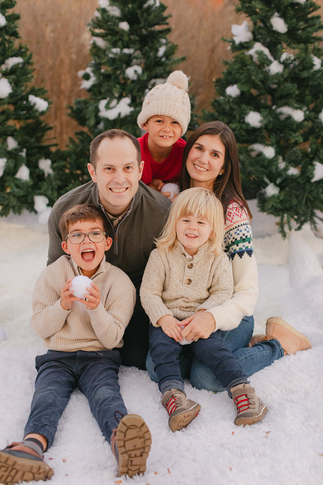 outdoor christmas family photos
