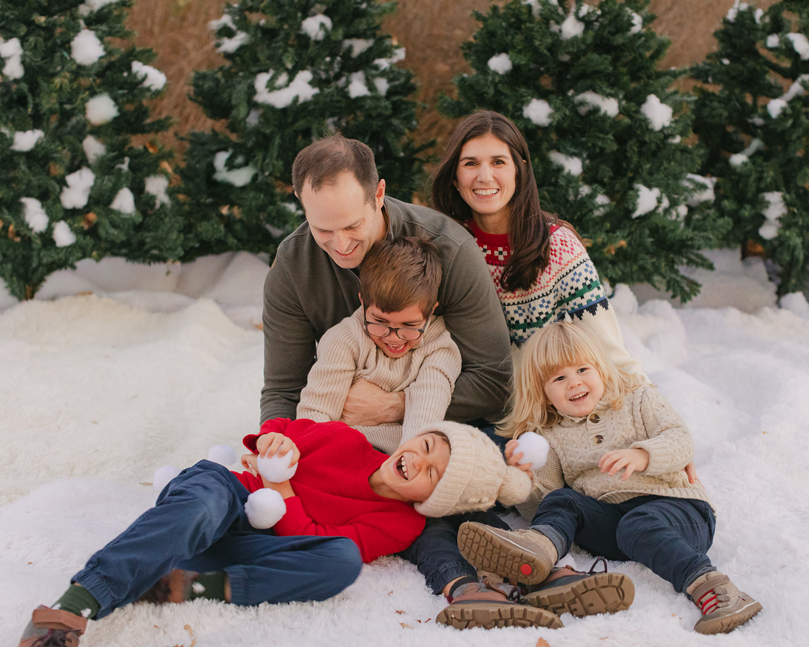 outdoor christmas family photos