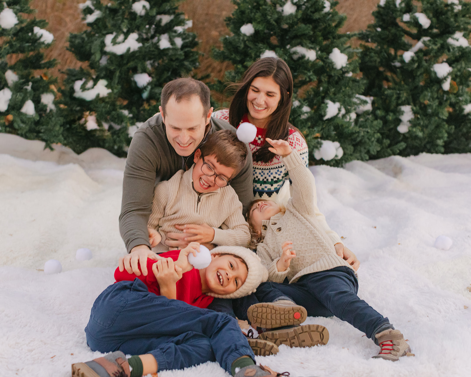 outdoor christmas family photos