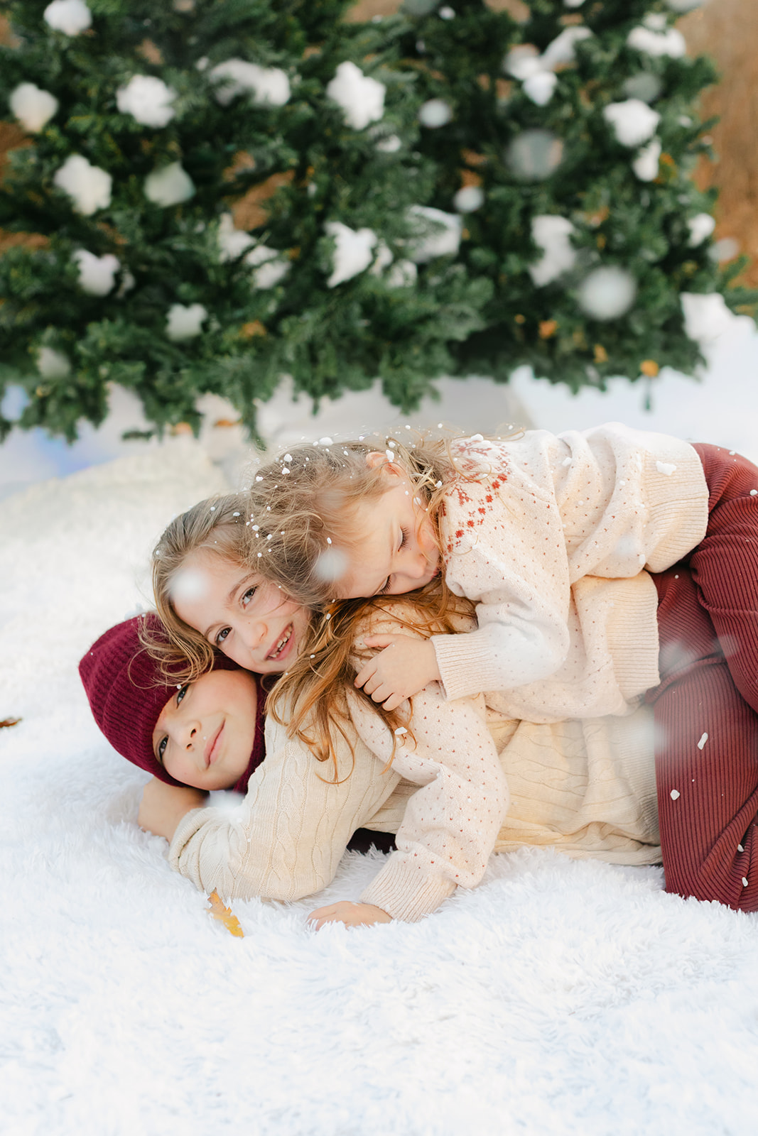 siblings photo. outdoor christmas family photo.